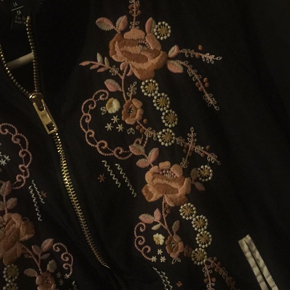 Silk Embroidered jacket - Picture 2 of 6